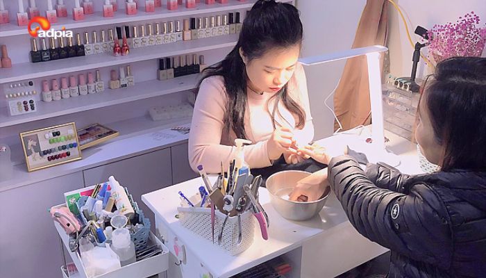 Dịch vụ làm nails, trang điểm theo yêu cầu